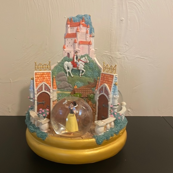Disneyland Exclusive 3 in 1 Musical Snow Globe Aurora, Cinderella and Snow White - Picture 2 of 11